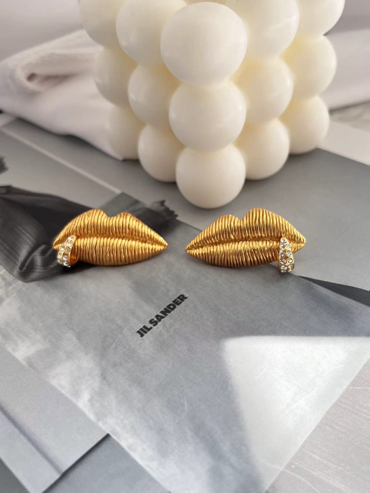 Abstract mouth with diamond buckle earrings, copper fashionable and personalized with diamond buckle earrings